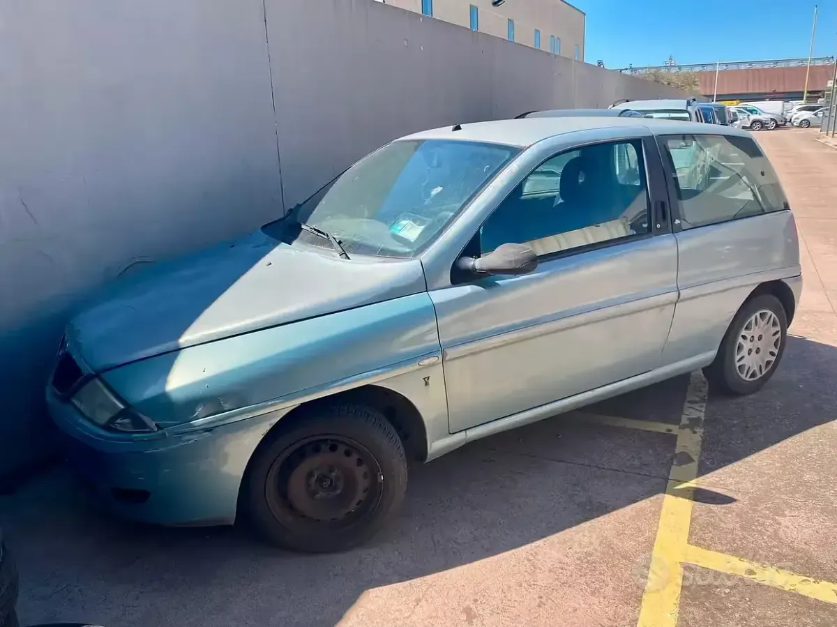 Usata Lancia Ypsilon 60 CV (44 kW) 2001 Blu Utilitaria