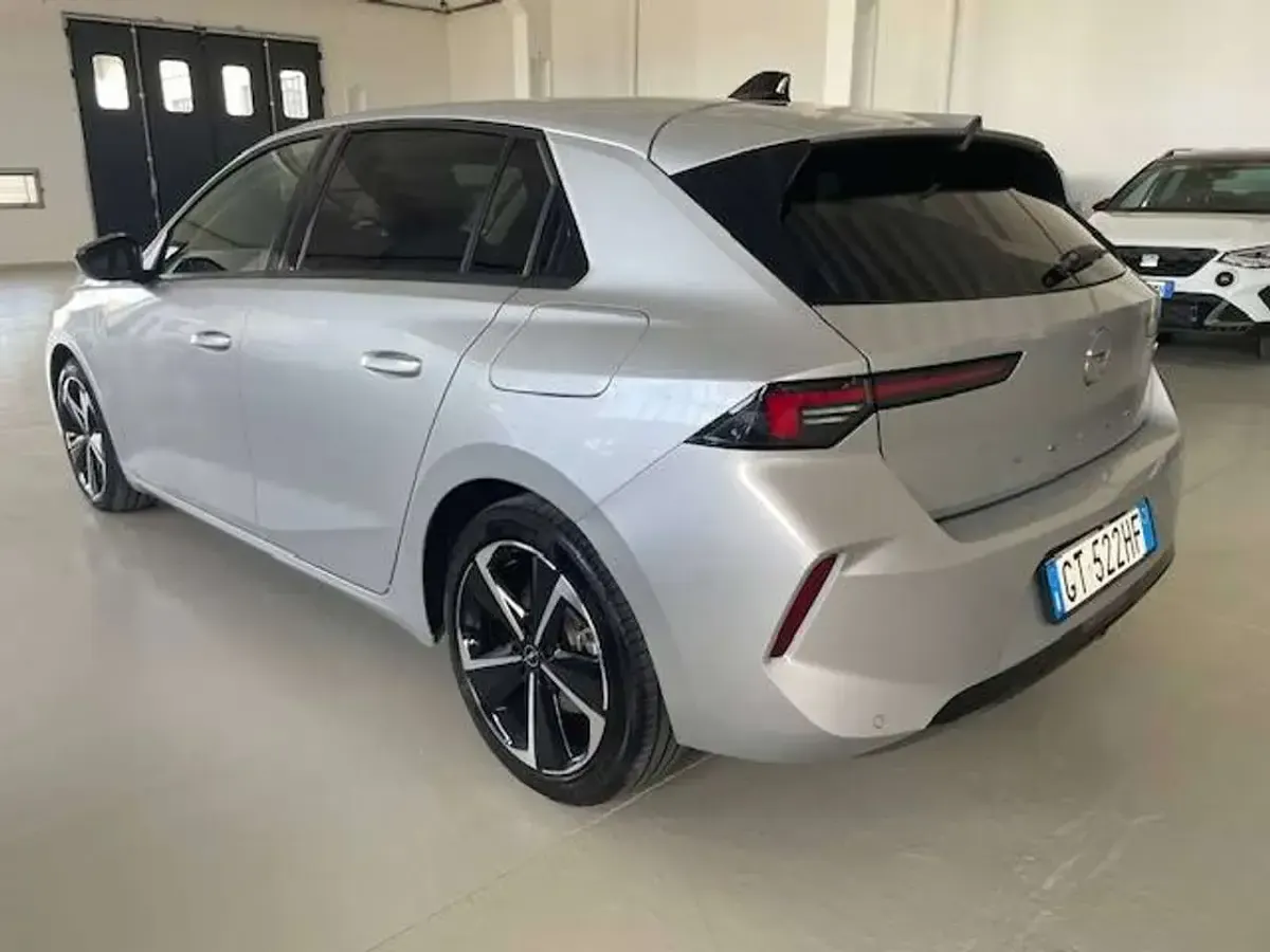 Usata Opel Astra Elegance 150 CV (110 kW) 2024 Kristall silver Utilitaria