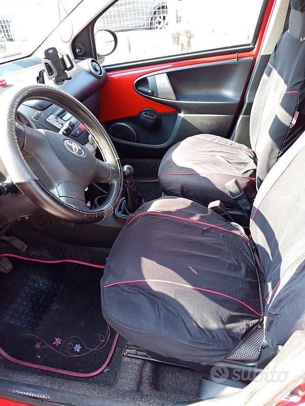 Usata Toyota Aygo Connect Style 68 CV (50 kW) 2014 Rosso Utilitaria