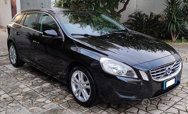 Usata Volvo V60 Momentum 163 CV (119 kW) 2012 Nero Station wagon