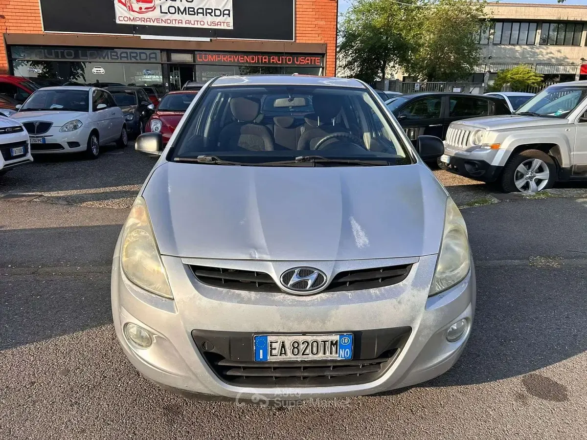 Usata Hyundai i20 Comfort 77 CV (56 kW) 2010 Grigio Utilitaria
