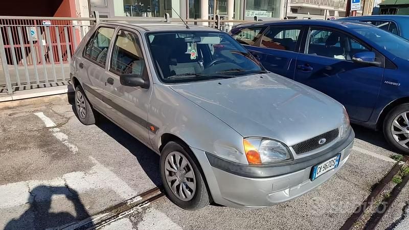 Usata Ford Fiesta 75 CV (55 kW) 2002 Grigio Utilitaria