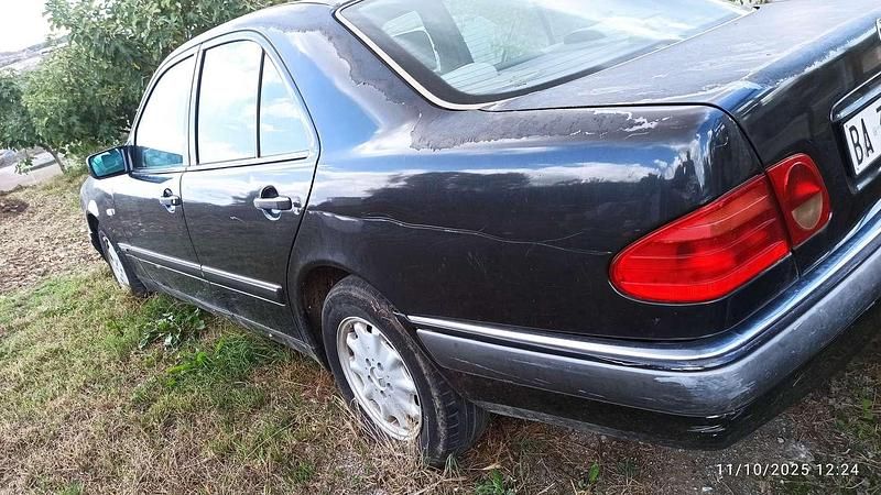 Usata Mercedes E220 Elegance 95 CV (69 kW) 1997 Nero Berlina