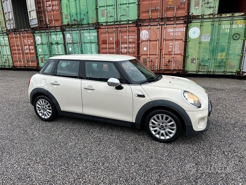 Begagnad Mini ONE 102 HK (75 kW) 2016 Vit Halvkombi