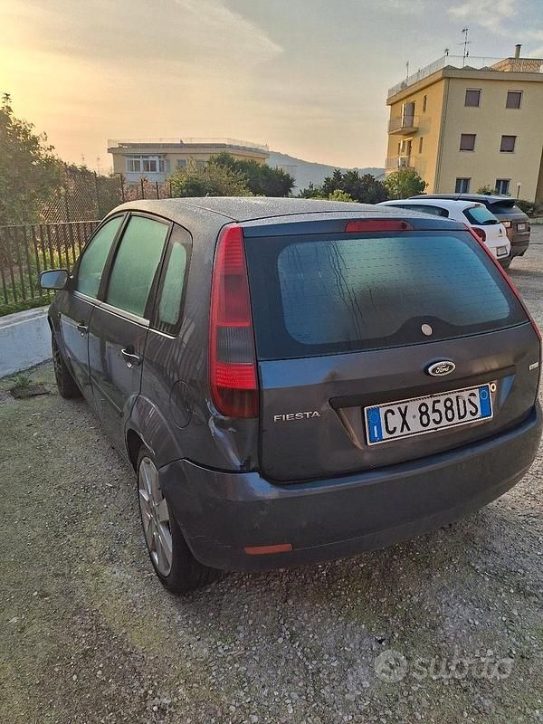 Usata Ford Fiesta 68 CV (50 kW) 2005 Blu Utilitaria