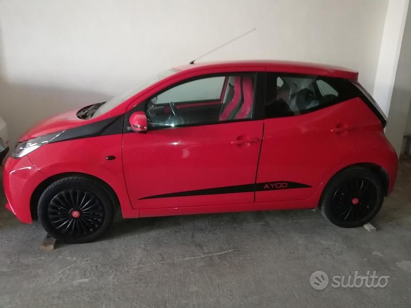 Rosso Usata 2014 Toyota Aygo Due volumi | 8500 € (Cara) - Immagine 1/4