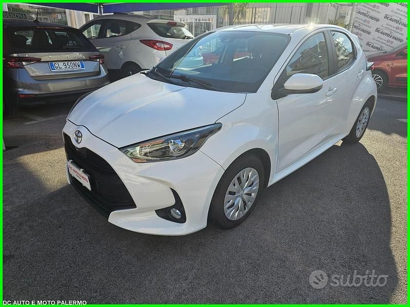 Bianco Usata 2022 Toyota Yaris Due volumi | 13.999 € (Buon prezzo) - Immagine 1/4
