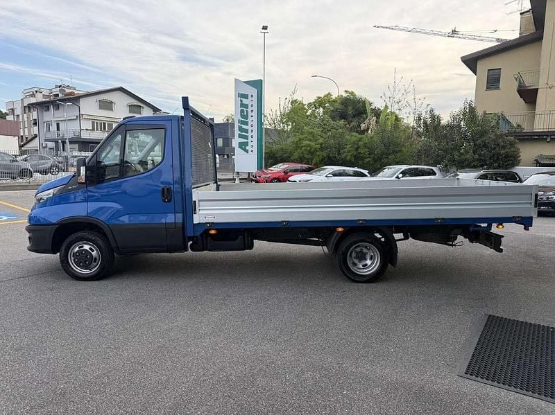 Usata Iveco Daily 116 CV (85 kW) 2022 Blu/azzurro Furgone