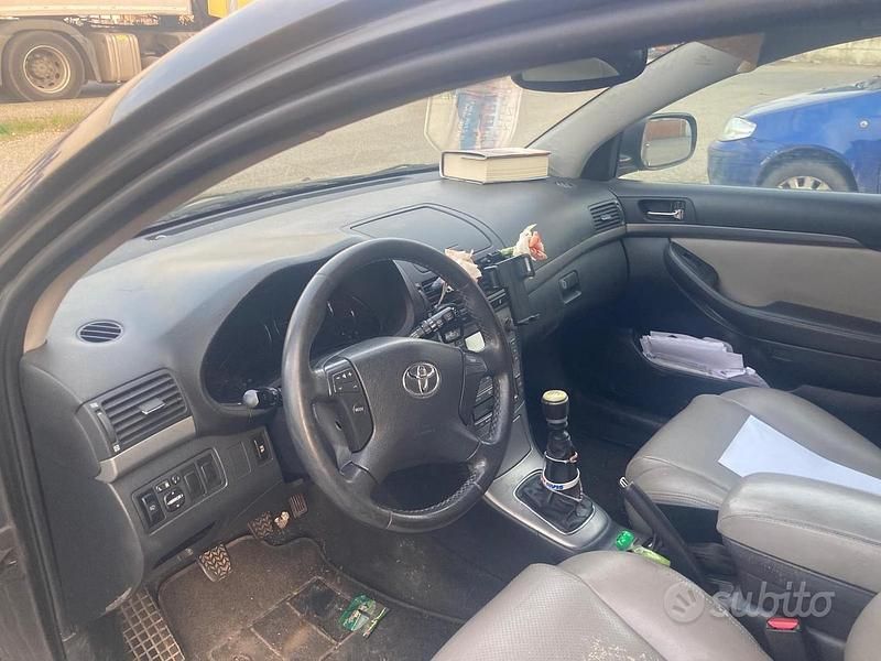 Usata Toyota Avensis 150 CV (110 kW) 2007 Grigio Station wagon