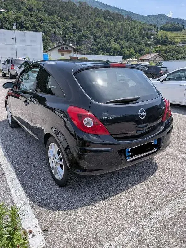 Usata Opel Corsa Edition 95 CV (69 kW) 2011 Nero Utilitaria