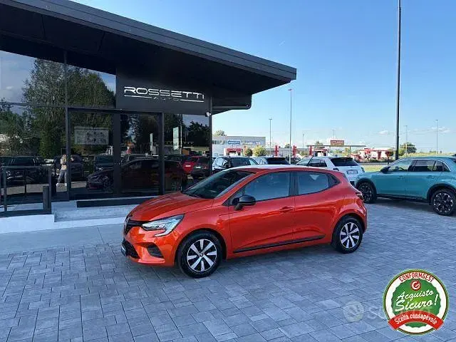 Begagnad Renault Clio V Equilibre 67 HK (49 kW) 2023 Orange Sedan