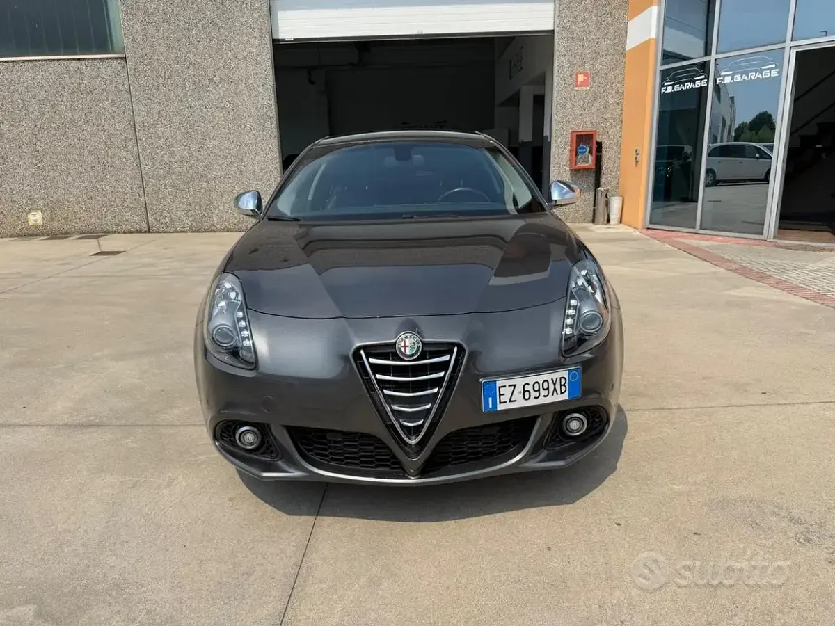 Usata Alfa Romeo Giulietta Exclusive 175 CV (128 kW) 2015 Grigio Utilitaria