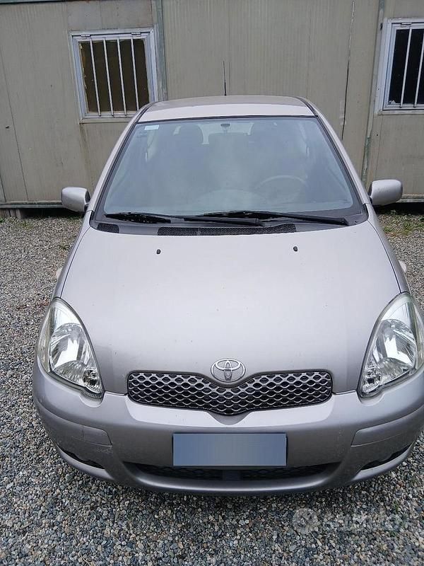 Usata Toyota Yaris 65 CV (47 kW) 2004 Grigio Berlina