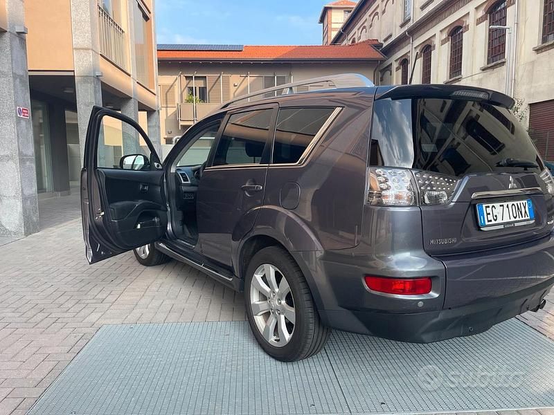Usata Mitsubishi Outlander Instyle 156 CV (114 kW) 2011 Grigio SUV