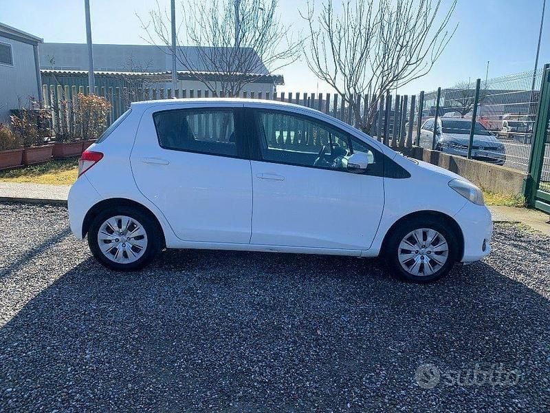 Usata Toyota Yaris Active 69 CV (50 kW) 2013 Bianco Utilitaria
