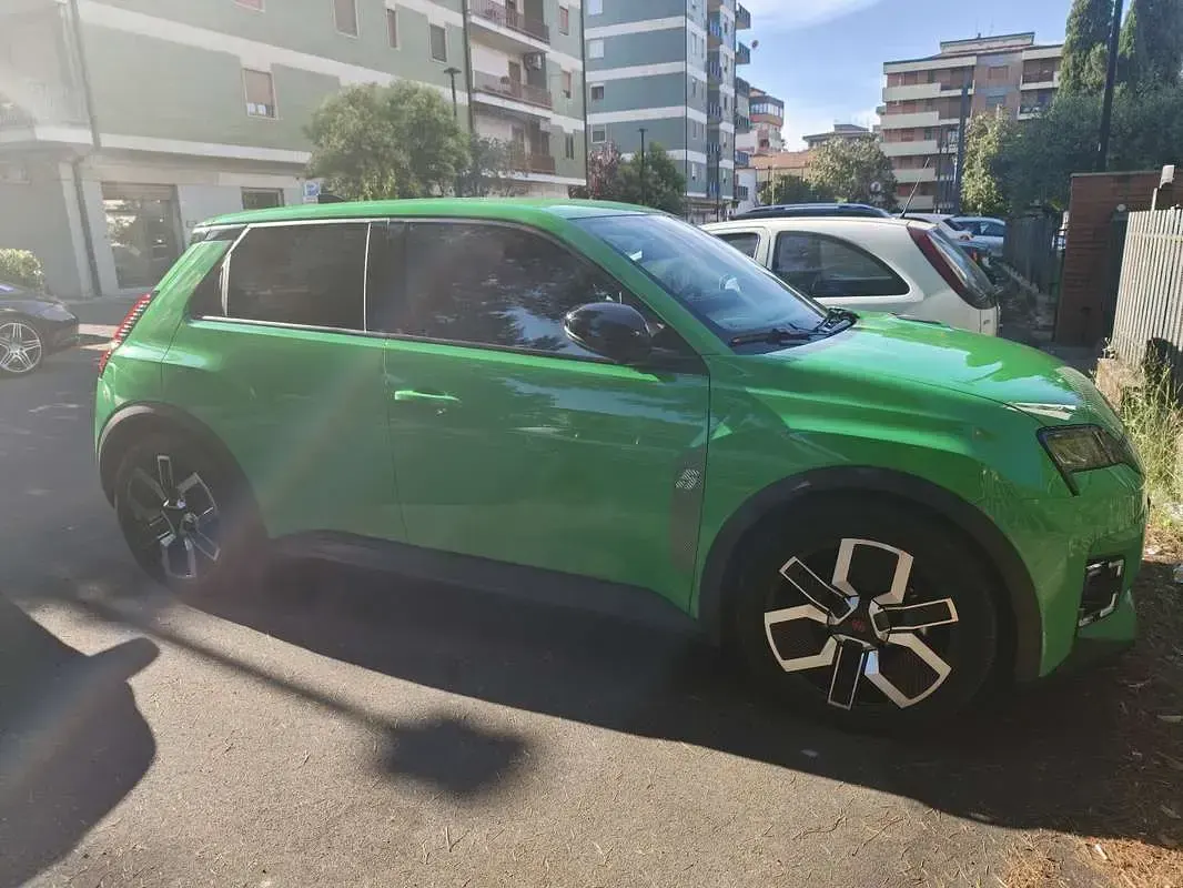 Usata Renault 5 E-Tech Urban 77 kW (106 CV) 2025 Verde Berlina