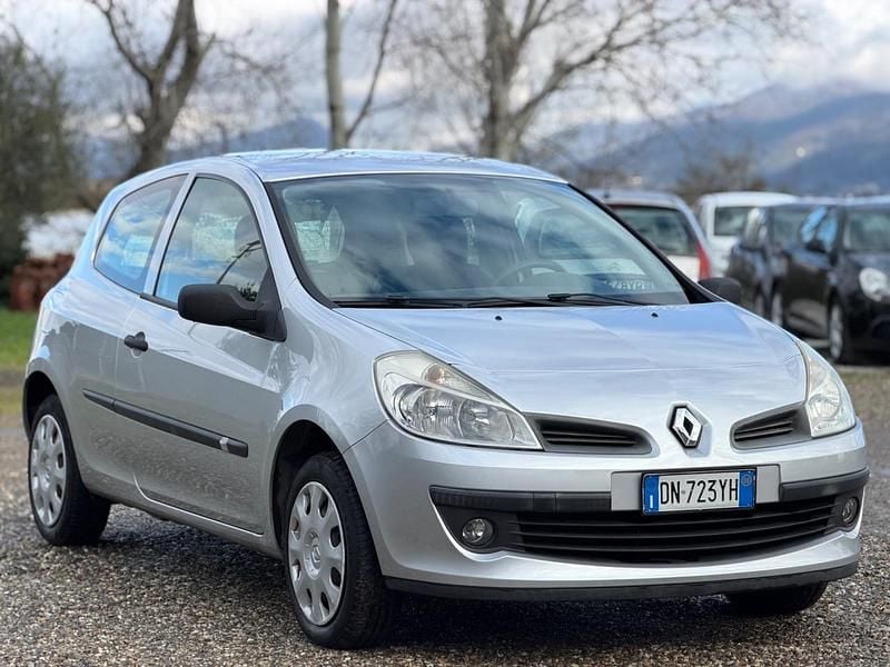 Grigio Usata 2008 Renault Clio II Dynamique Berlina | 3500 € (Buon prezzo) - Immagine 1/4
