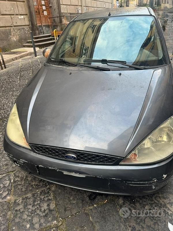 Begagnad Ford Focus 116 HK (85 kW) 2001 Grå Sedan