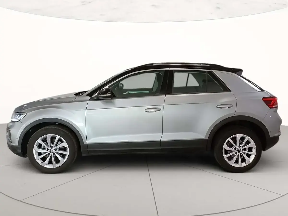 Usata VW T-Roc Life 110 CV (80 kW) 2023 K2 pyrit silver metallizzato SUV