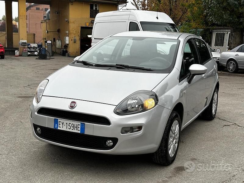 Argento Usata 2015 Fiat Punto Lounge Due volumi | 4999 € (Buon prezzo) - Immagine 1/4