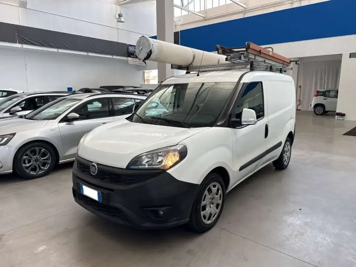 Usata Fiat Doblò 120 CV (88 kW) 2019 Bianco pastello Monovolume