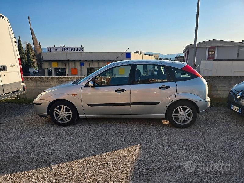 Usata 2001 Ford Focus Tre volumi | 1600 € (Buon prezzo) - Immagine 1/4