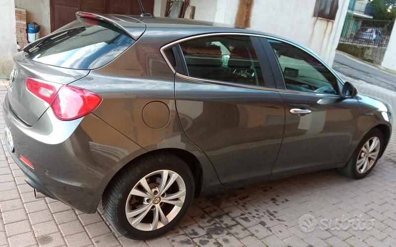 Usata Alfa Romeo Giulietta Exclusive 140 CV (102 kW) 2012 Grigio Utilitaria
