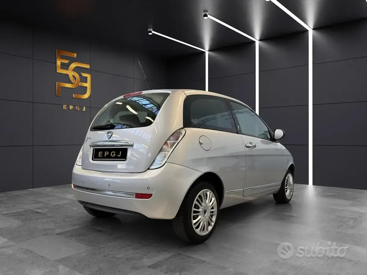 Usata Lancia Ypsilon 69 CV (50 kW) 2011 Grigio Utilitaria