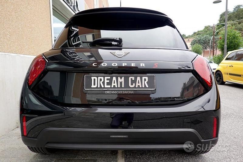 Usata Mini Cooper S Favoured 204 CV (150 kW) 2024 Nero metallizzato Utilitaria