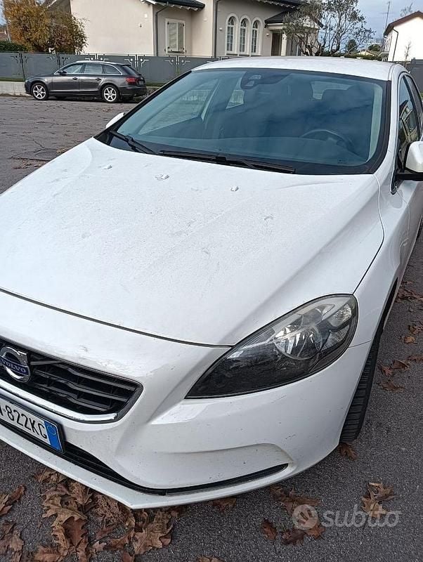 Usata Volvo V40 R-Design Momentum 114 CV (83 kW) 2015 Bianco Berlina