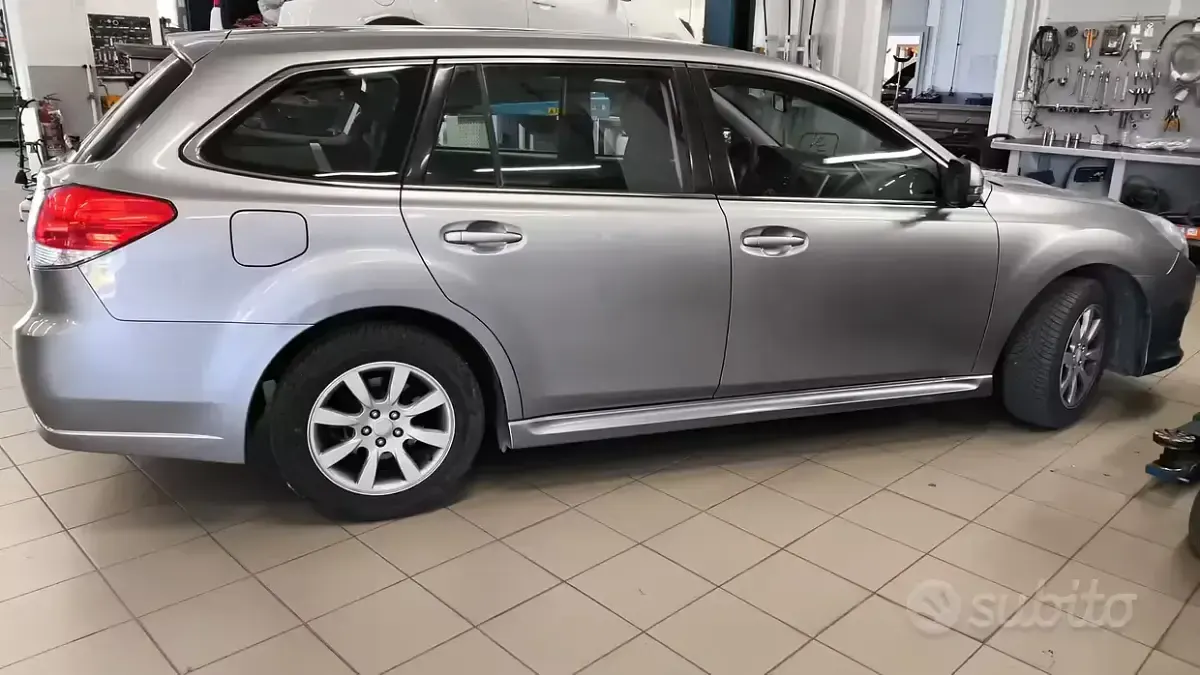 Usata Subaru Legacy 150 CV (110 kW) 2011 Grigio Station wagon