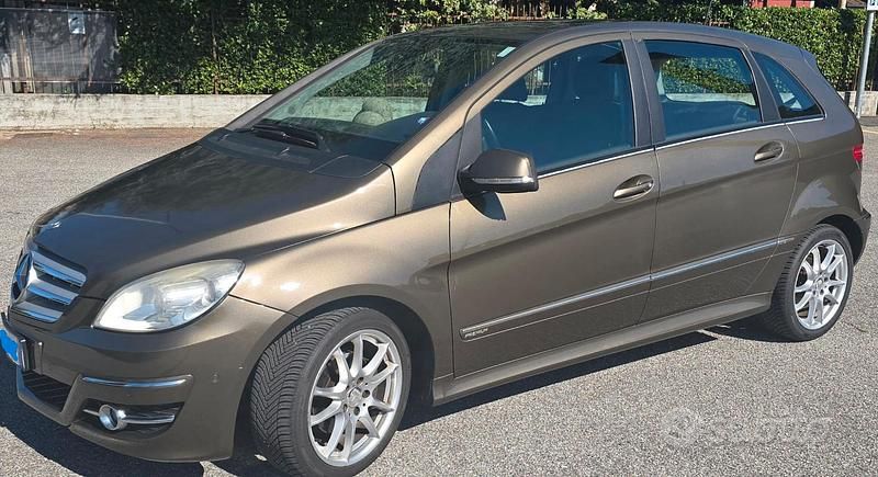 Marrone Usata 2011 Mercedes B200 Premium Monovolume | 4800 € (Buon prezzo) - Immagine 1/4