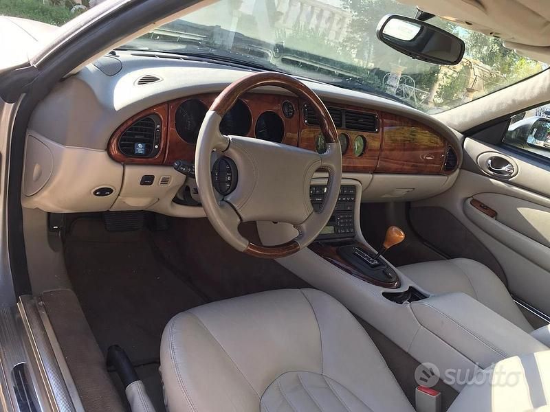 Usata Jaguar XK8 284 CV (208 kW) 1998 Grigio Cabrio