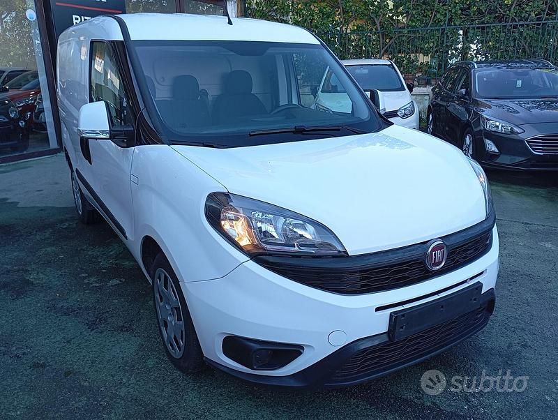 Usata Fiat Doblò Lounge 105 CV (77 kW) 2022 Bianco Monovolume