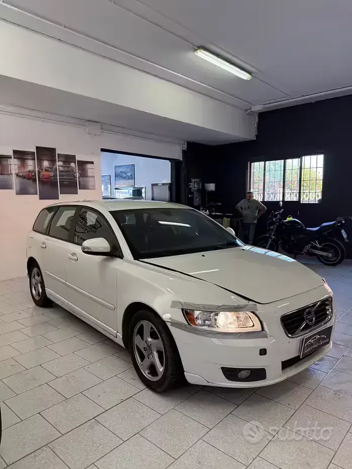 Usata Volvo V50 R-Design 115 CV (84 kW) 2012 Bianco Station wagon