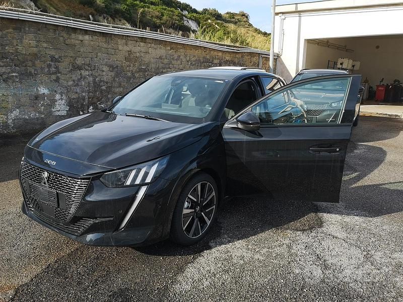 Usata Peugeot 208 GT-line 102 CV (75 kW) 2023 Nero Utilitaria