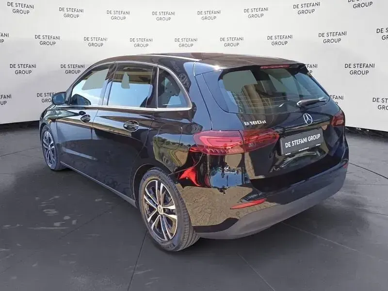 Usata Mercedes B180 Advanced 116 CV (85 kW) 2023 Nero Utilitaria