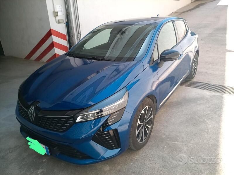 Blu Usata 2024 Renault Clio V Due volumi | 16.600 € (Buon prezzo) - Immagine 1/4