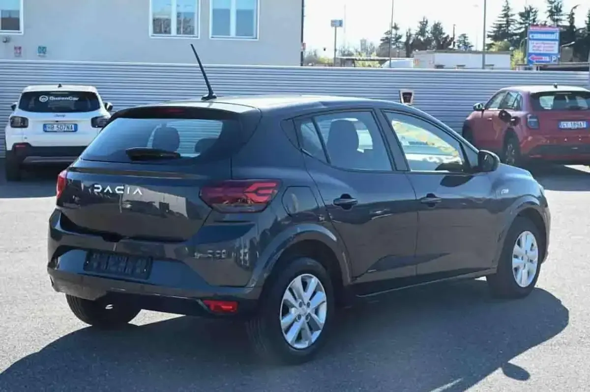 Usata Dacia Sandero Essentiel 101 CV (74 kW) 2023 Grigio Berlina