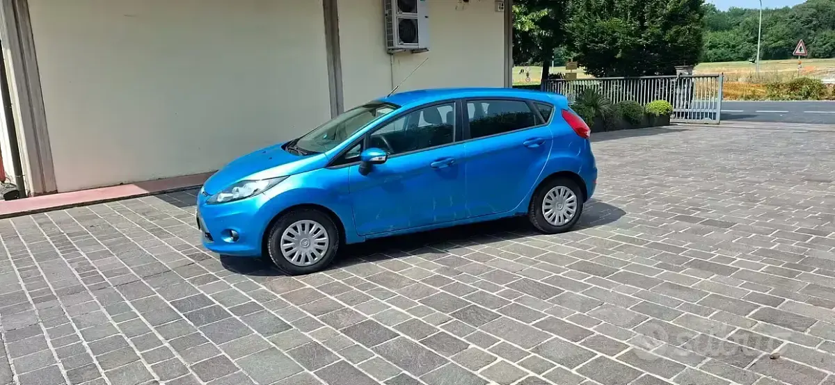 Usata Ford Fiesta Titanium 92 CV (67 kW) 2010 Bluazzurro Berlina