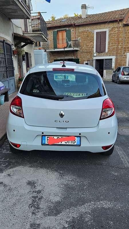 Usata 2011 Renault Clio II Dynamique Tre volumi | 4500 € (Buon prezzo) - Immagine 1/4