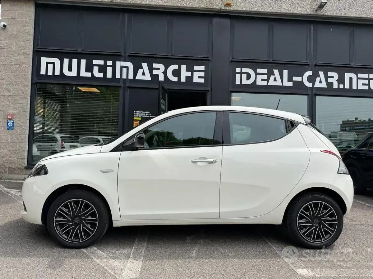 Usata Lancia Ypsilon Gold 69 CV (50 kW) 2023 Bianco Utilitaria