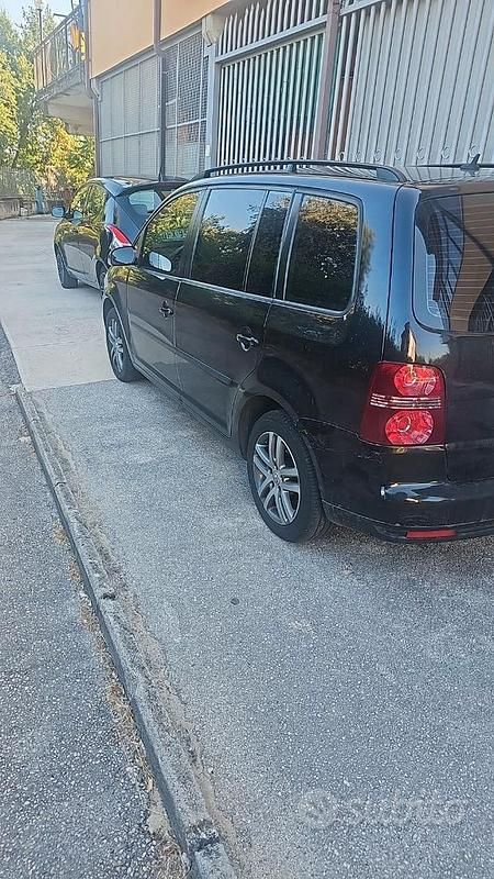 Begagnad VW Touran 102 HK (75 kW) 2009 Svart Minibuss