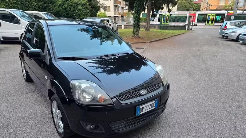 Usata Ford Fiesta Ghia 67 CV (49 kW) 2008 Nero Utilitaria
