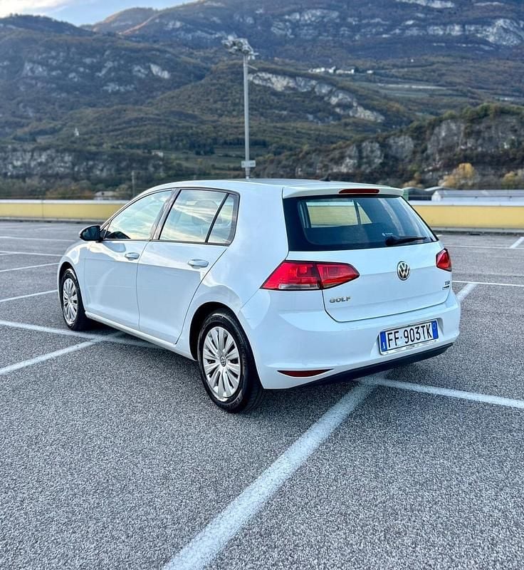 Begagnad VW Golf VII Trendline 86 HK (63 kW) 2017 Vit Sedan