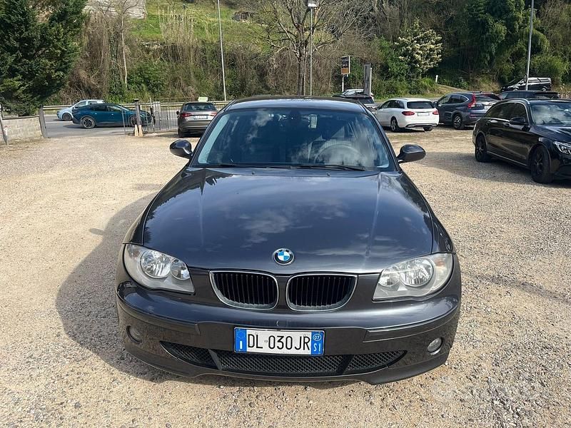 Usata BMW 118 122 CV (89 kW) 2005 Nero Utilitaria