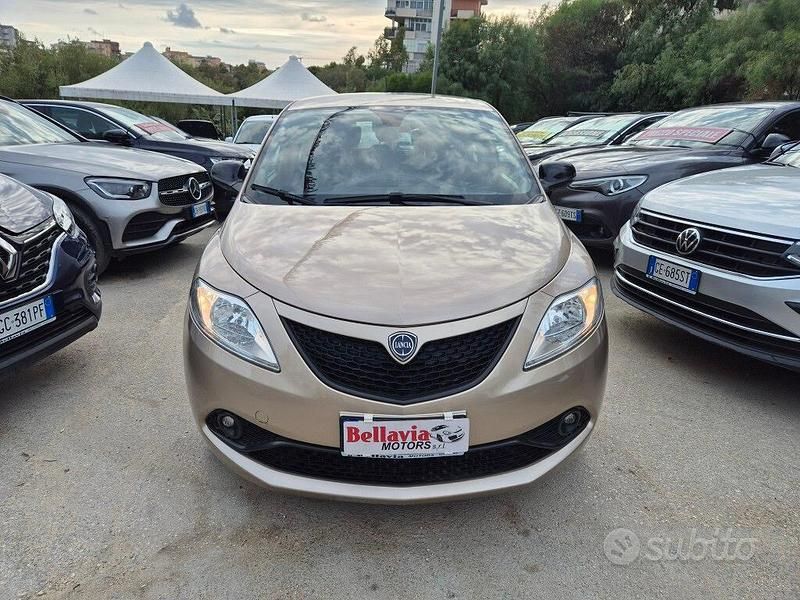 Usata Lancia Ypsilon 70 CV (51 kW) 2020 Oro Utilitaria