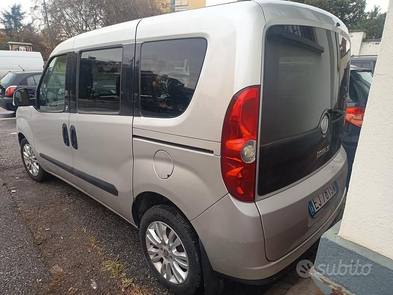 Usata Fiat Doblò 105 CV (77 kW) 2011 Grigio Monovolume