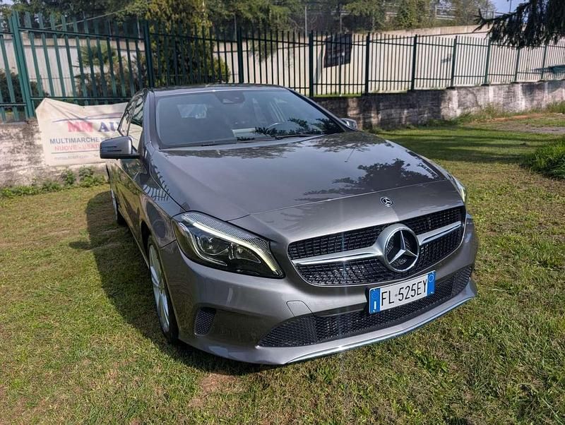 Grigio Usata 2017 Mercedes A180 Premium Tre volumi | 17.499 € (Buon prezzo) - Immagine 1/4