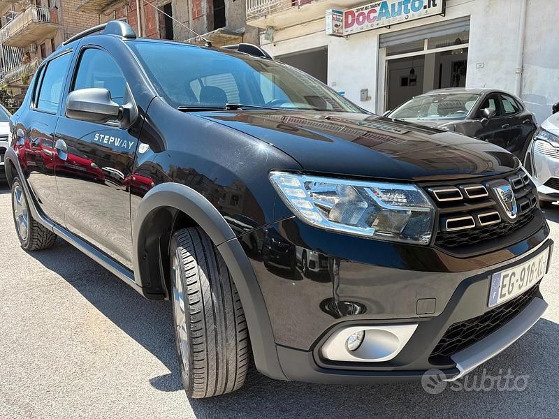 Nero Usata 2016 Dacia Sandero Stepway Due volumi | 7800 € (Cara) - Immagine 1/4